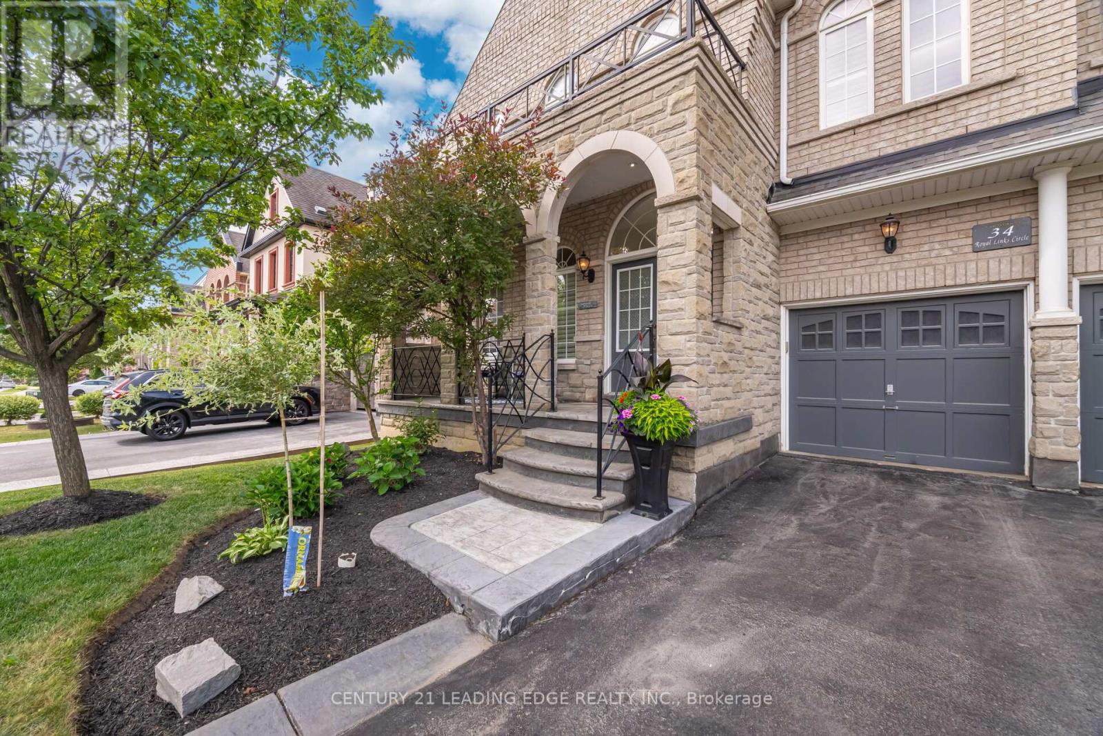 34 Royal Links Circle, Brampton, Ontario  L6P 2Z9 - Photo 3 - W13731316