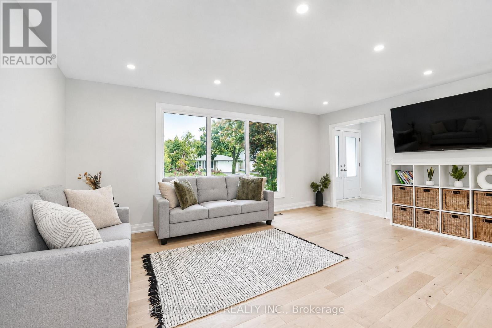 765 Dodsworth Crescent, Mississauga, Ontario  L4Y 2H8 - Photo 2 - W13731452