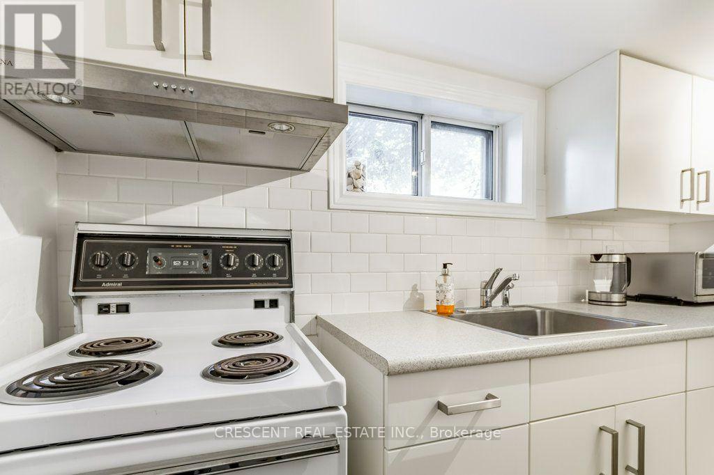 Lower - 603 Saint Clarens Avenue, Toronto, Ontario  M6H 3W8 - Photo 10 - W13731674