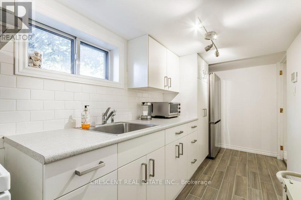 Lower - 603 Saint Clarens Avenue, Toronto, Ontario  M6H 3W8 - Photo 11 - W13731674