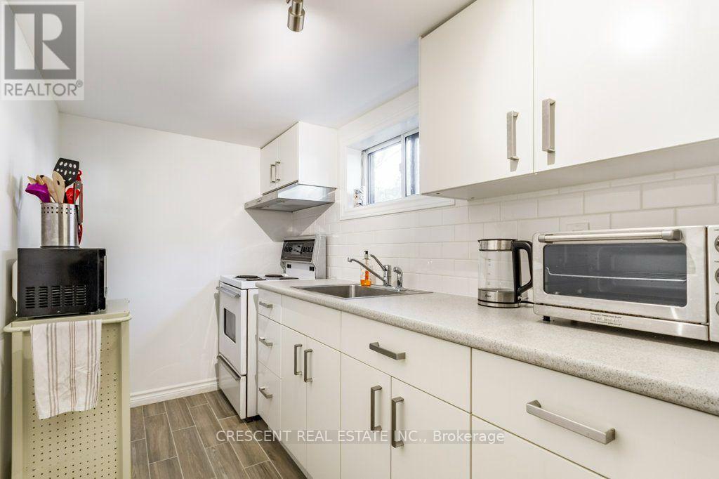 Lower - 603 Saint Clarens Avenue, Toronto, Ontario  M6H 3W8 - Photo 12 - W13731674