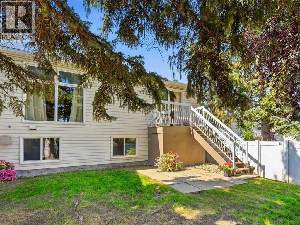 237 Sabrina Way SW, Calgary, Alberta  T2W 4J4 - Photo 2 - A2340712