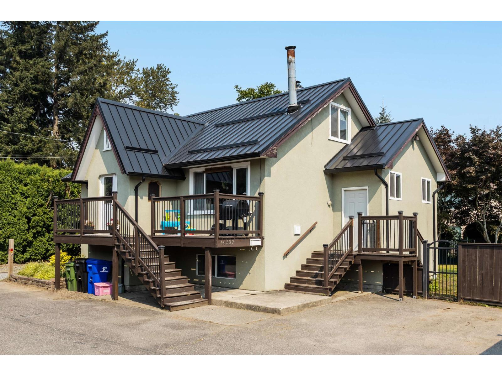 46307 Riverside Drive, Chilliwack Proper East, Chilliwack, British Columbia  V2P 3L2 - Photo 1 - R3159894