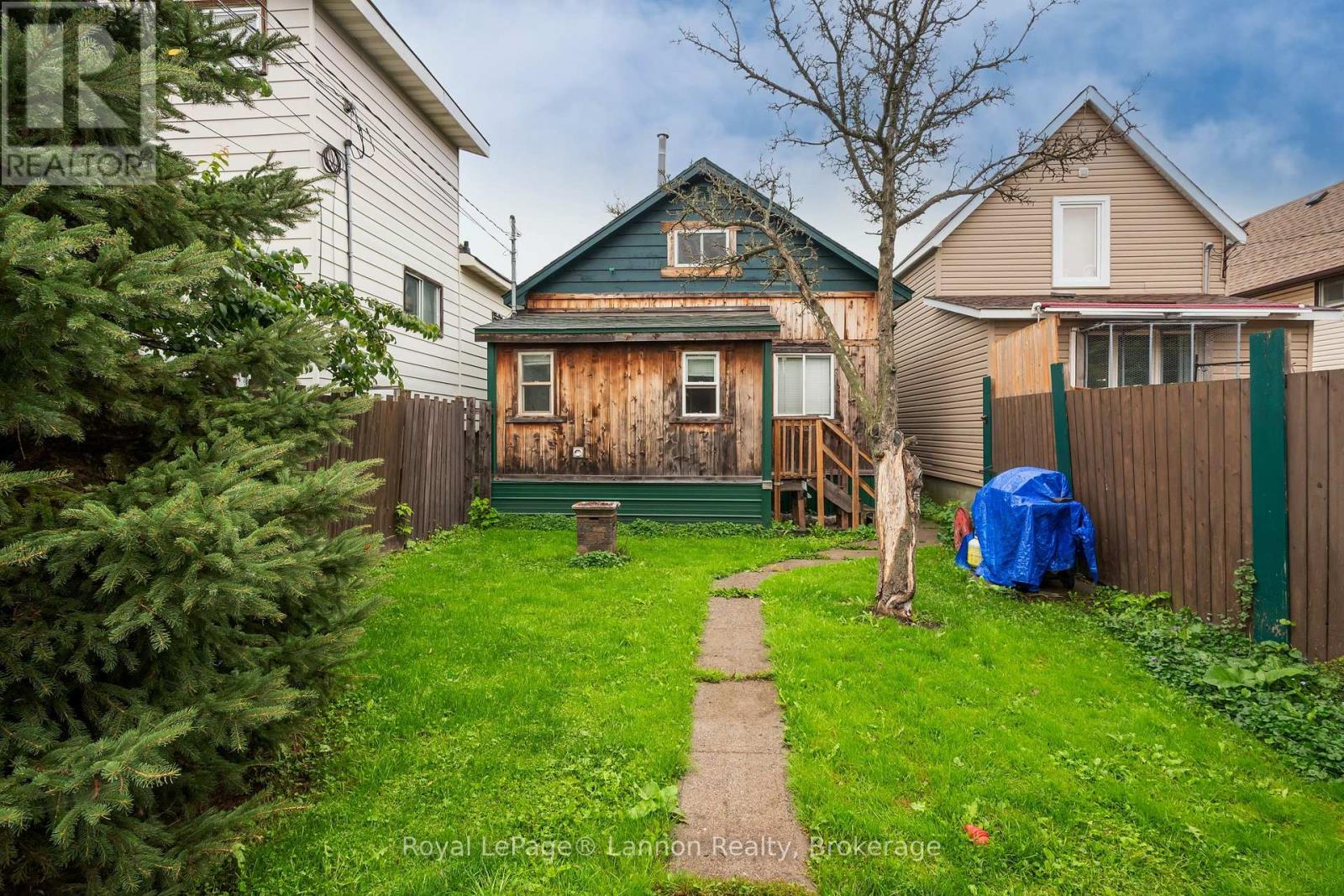 1009 Alexandra Street — photo 1