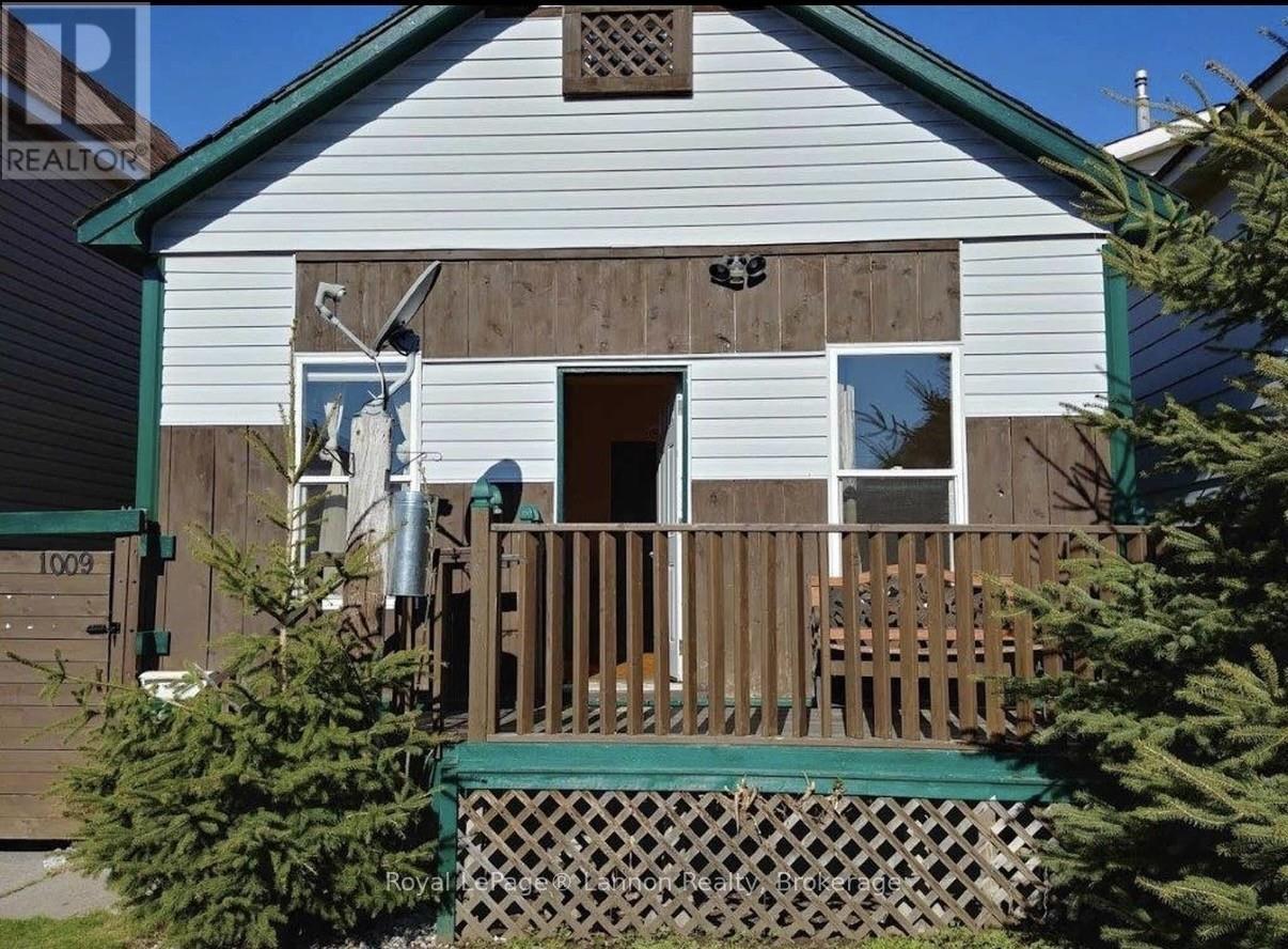 1009 Alexandra Street — photo 2