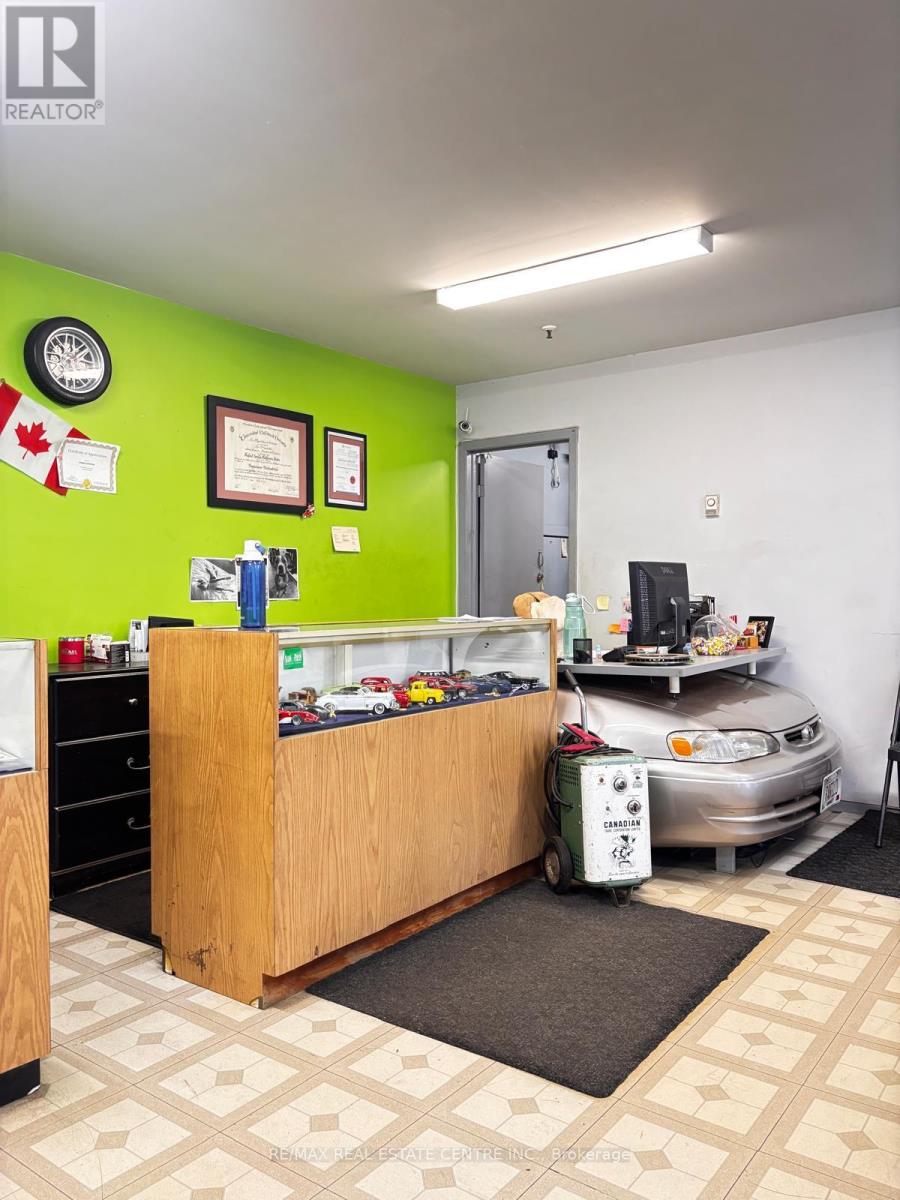 3 - 3195 Wolfedale Road, Mississauga, Ontario L5C 1V8 - Photo 6 - W12813824