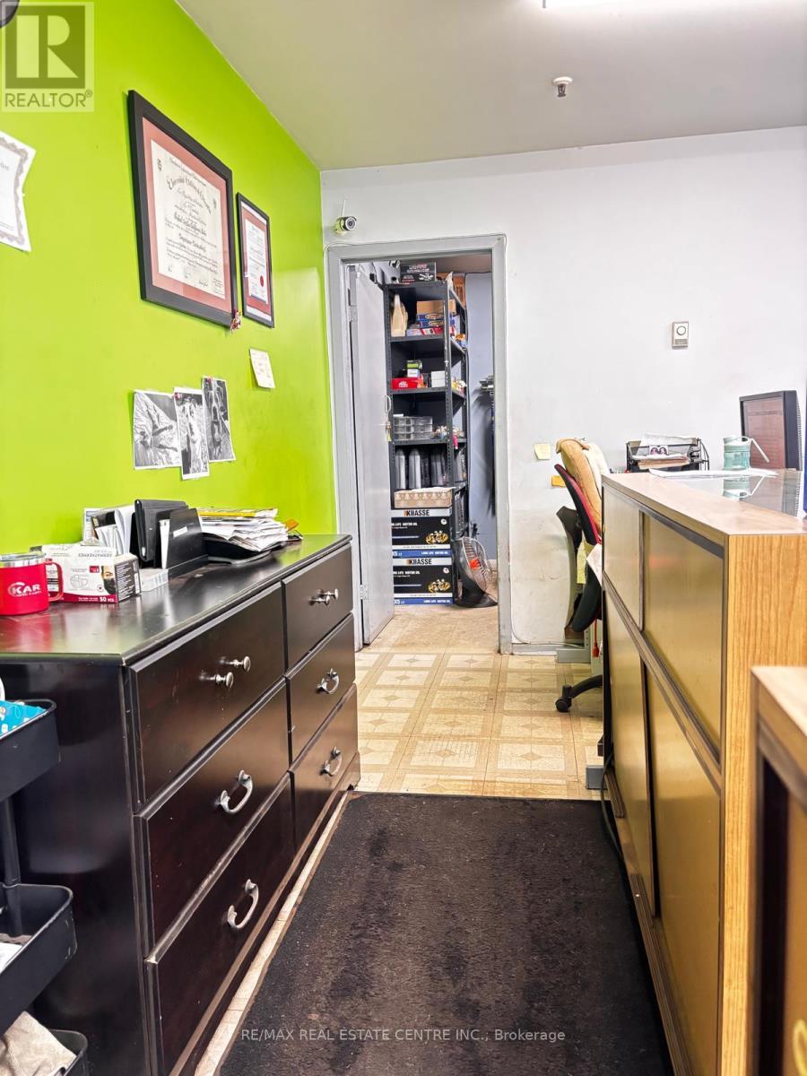 3 - 3195 Wolfedale Road, Mississauga, Ontario L5C 1V8 - Photo 8 - W12813824