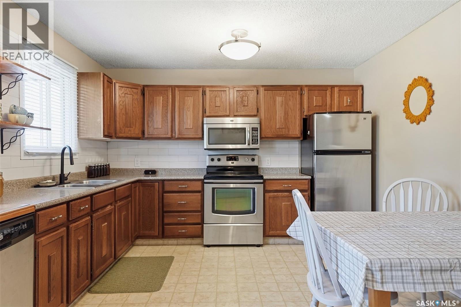 946 13th Street W, Prince Albert, Saskatchewan  S6V 3H6 - Photo 10 - SK047144