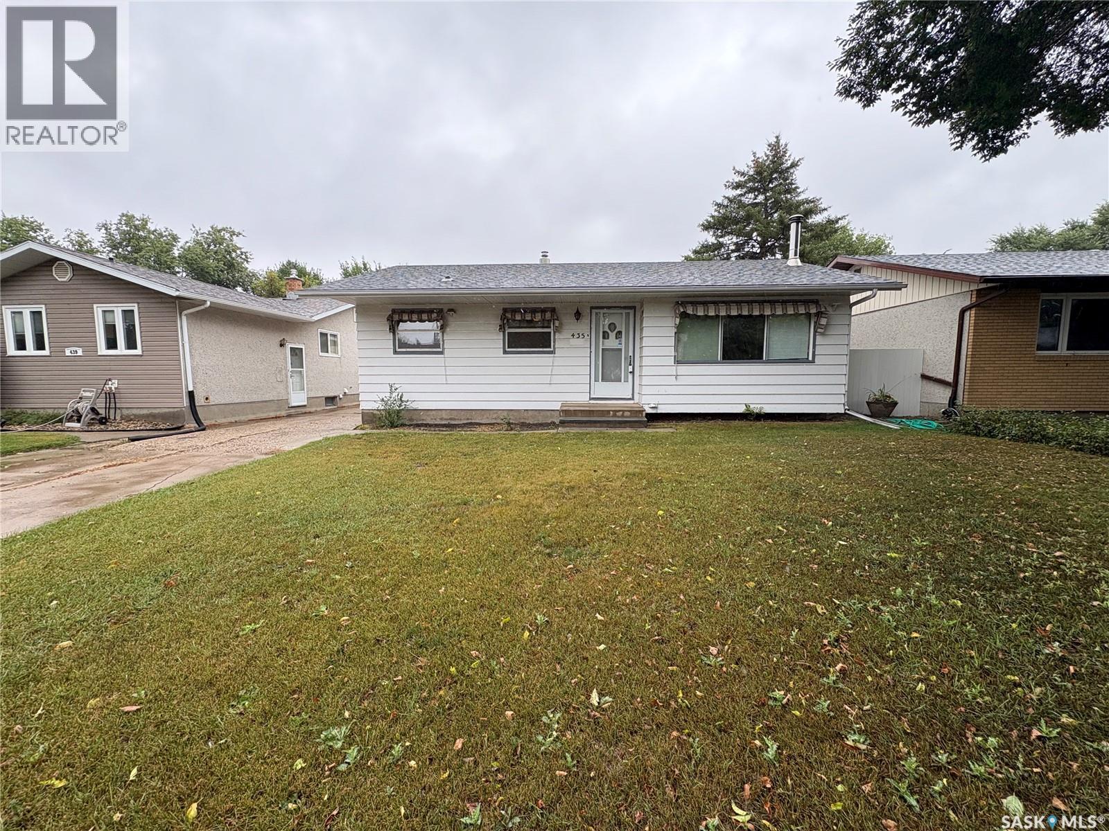 435 Garnet Street N, Regina, Saskatchewan  S4R 3T2 - Photo 2 - SK047113