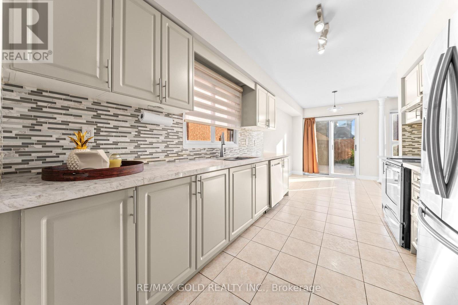 24 Alberta Terrace, Brampton, Ontario  L6R 2H8 - Photo 8 - W13732146