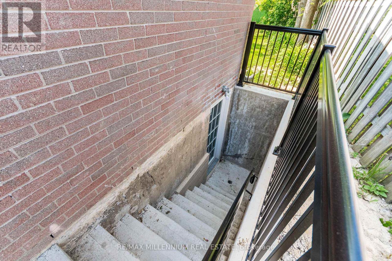 156 Folkstone Crescent, Brampton, Ontario  L6T 3M5 - Photo 2 - W13732154
