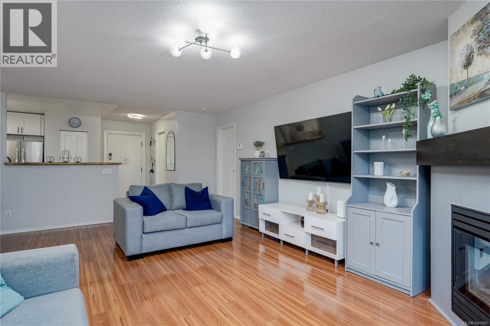 101 3206 Alder St, Saanich, British Columbia  V8X 5A4 - Photo 4 - 1041693