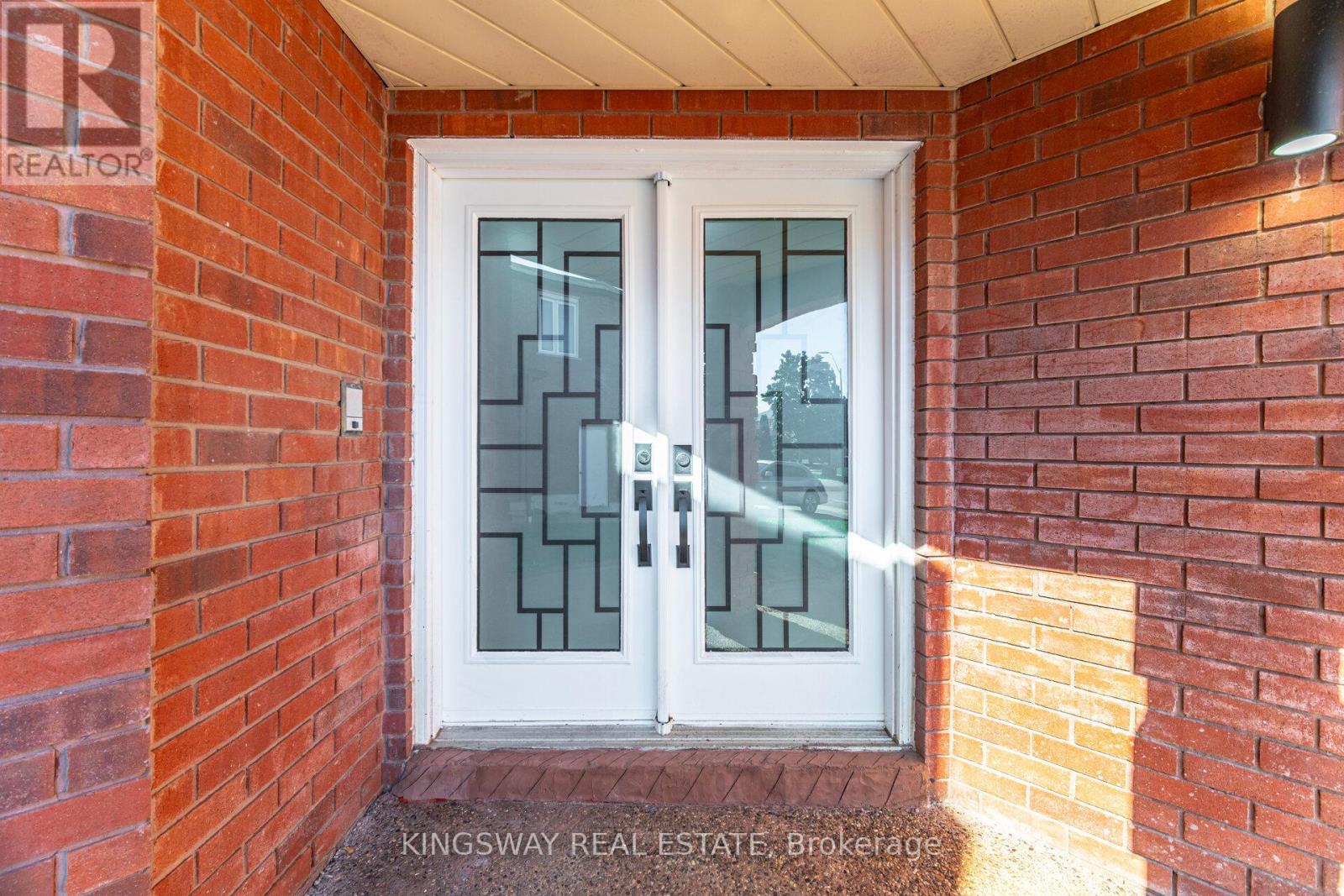 1008 Ceremonial Drive, Mississauga, Ontario  L5R 2Z7 - Photo 3 - W13154188