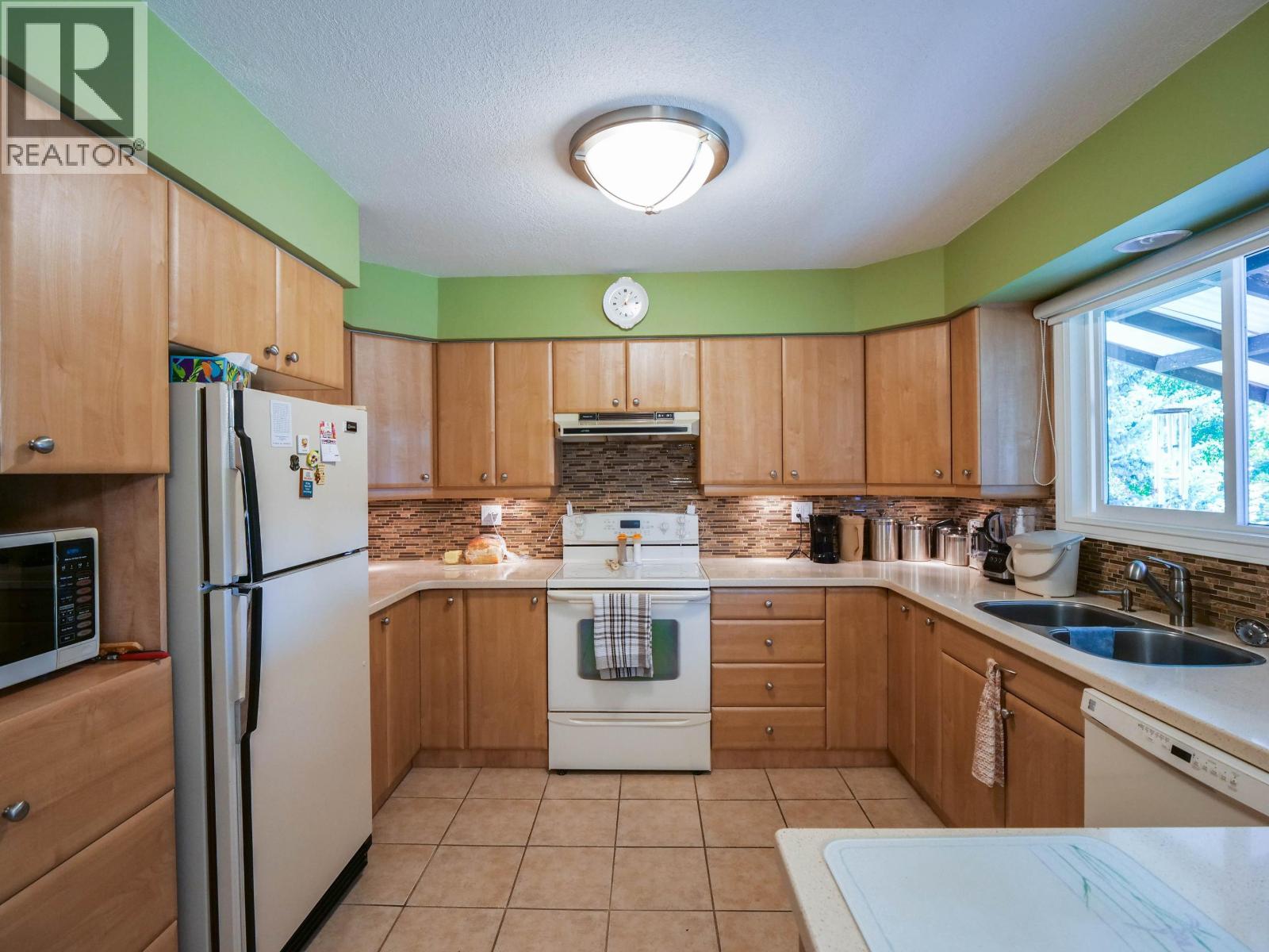 2439 Ferguson Street, Red Bluff / Dragon Lake, British Columbia  V2J 4W3 - Photo 9 - R3160358