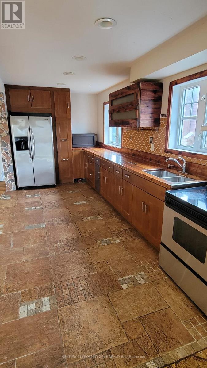 44 Rotherglen Court, Brampton, Ontario L6X 2S1 - Photo 2 - W13730752