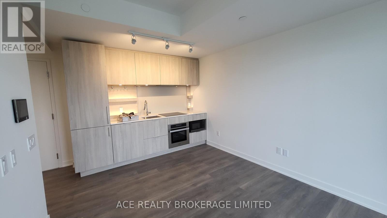 1116 - 28 Ann Street, Mississauga, Ontario  L5G 3G1 - Photo 2 - W13732554
