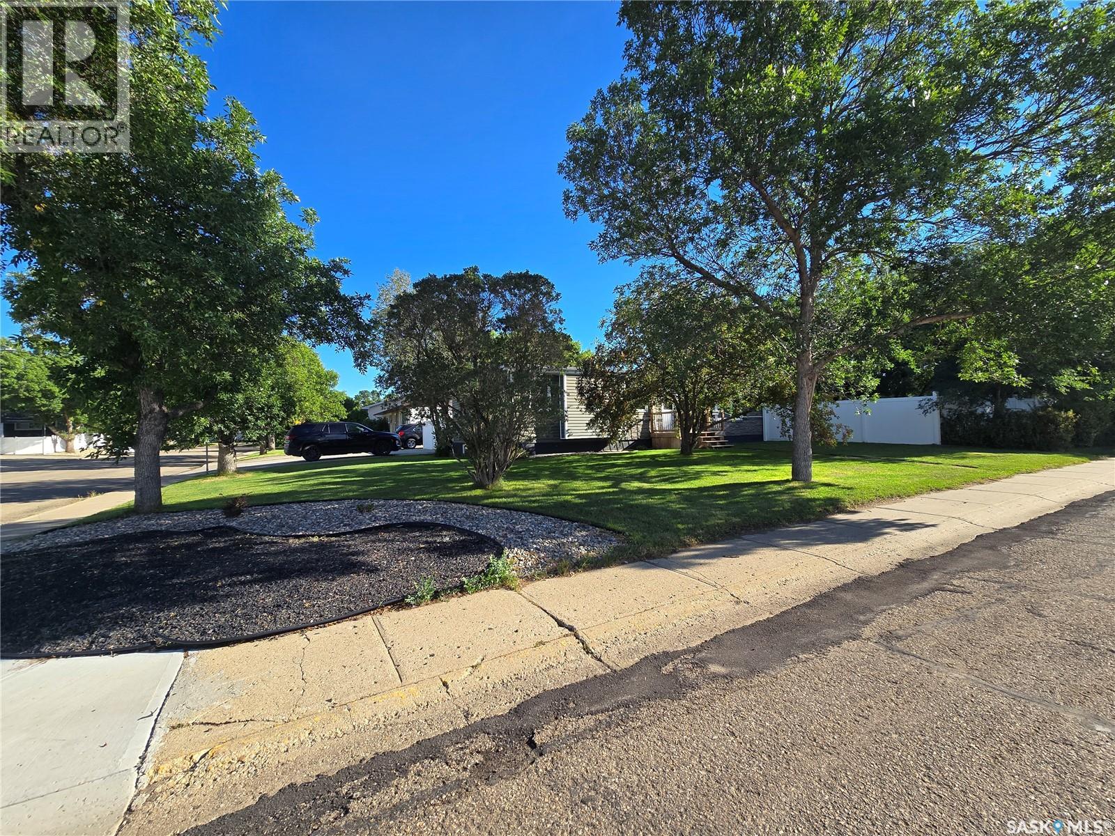 1205 Douglas Road, Weyburn, Saskatchewan  S4H 2P9 - Photo 2 - SK047176