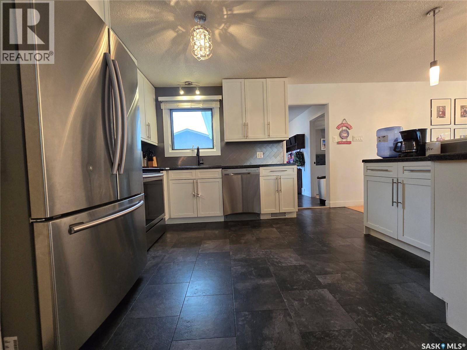 1205 Douglas Road, Weyburn, Saskatchewan  S4H 2P9 - Photo 5 - SK047176