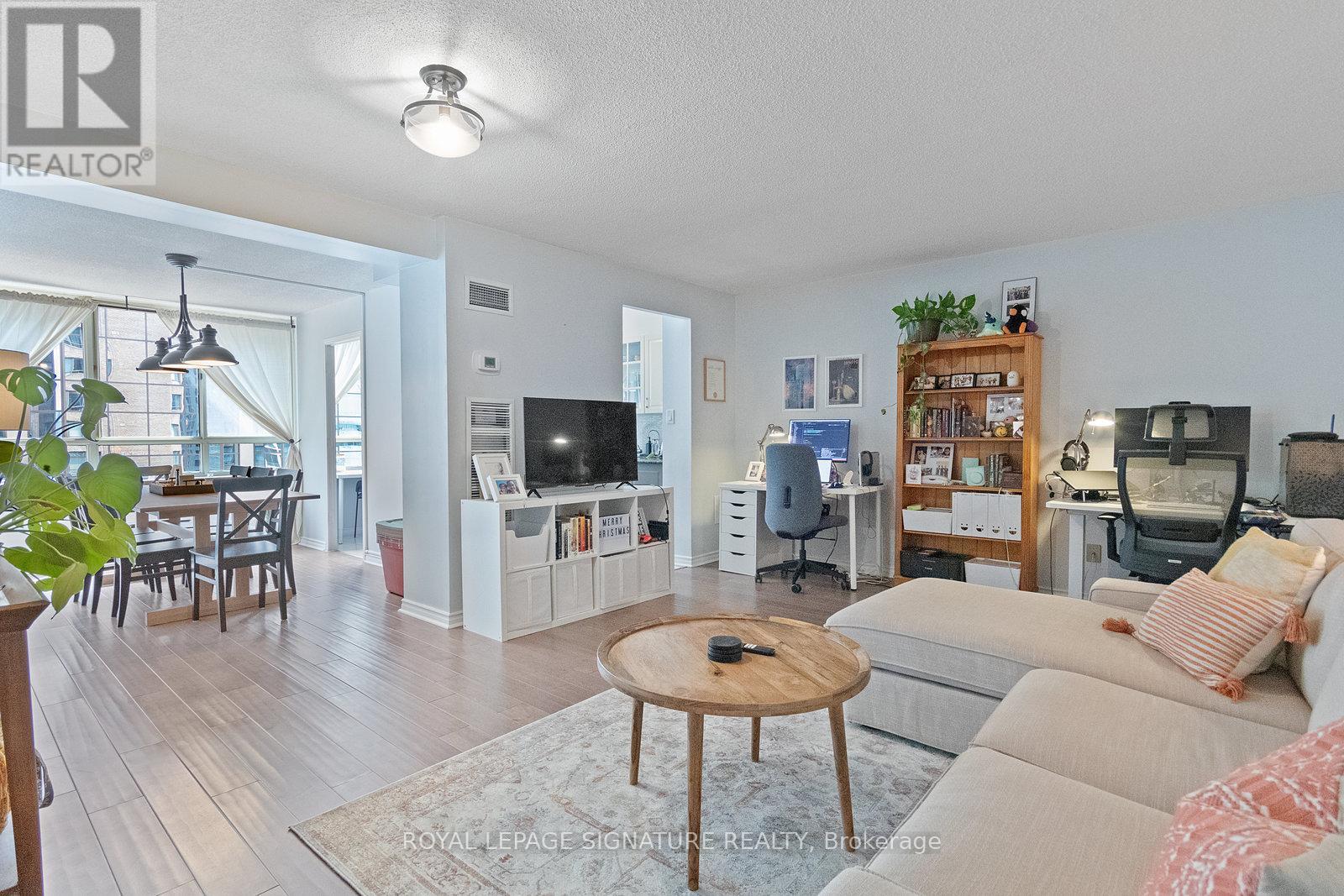 1013 - 633 Bay Street, Toronto, Ontario  M5G 2G4 - Photo 1 - C13733182