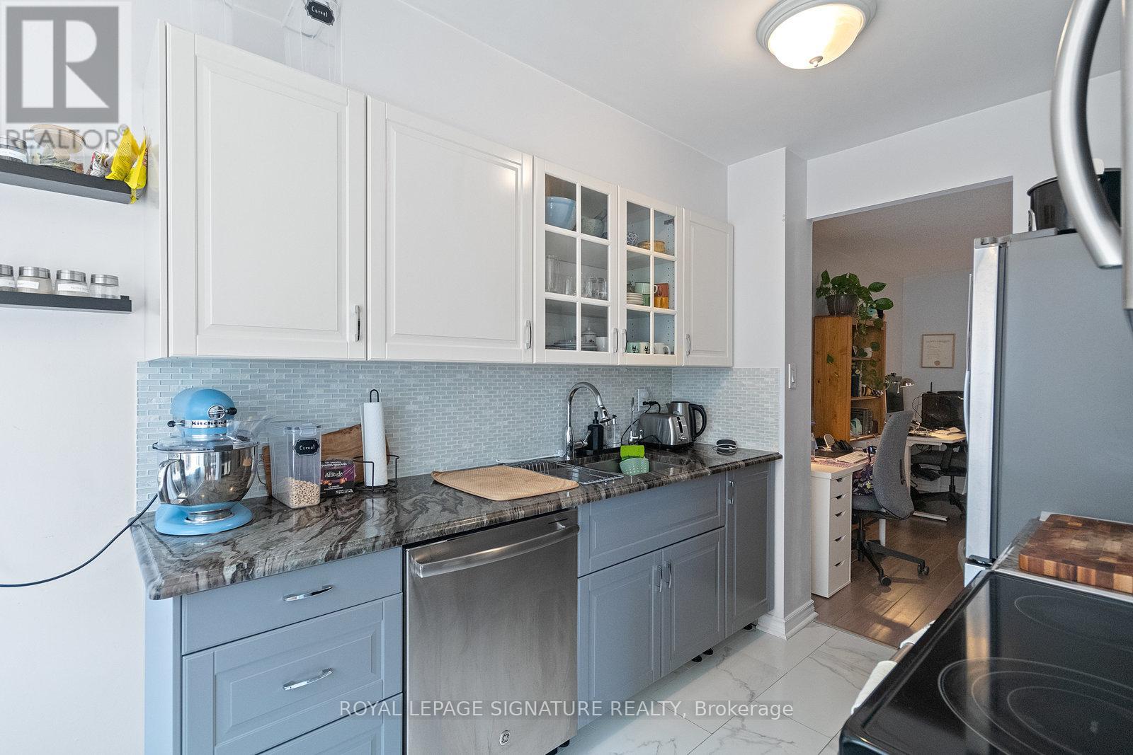 1013 - 633 Bay Street, Toronto, Ontario  M5G 2G4 - Photo 11 - C13733182