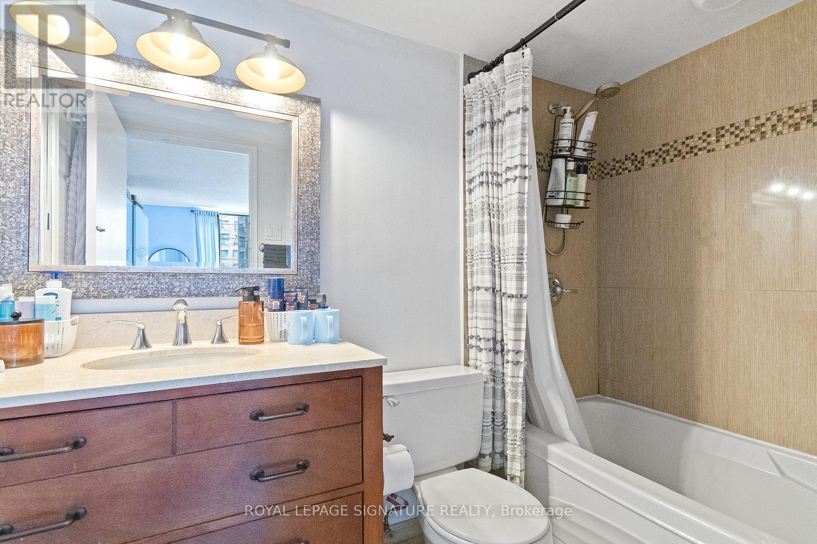 1013 - 633 Bay Street, Toronto, Ontario  M5G 2G4 - Photo 17 - C13733182