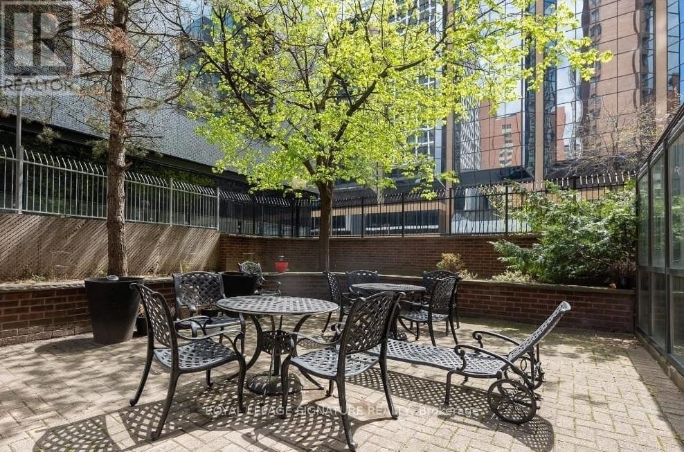 1013 - 633 Bay Street, Toronto, Ontario  M5G 2G4 - Photo 32 - C13733182