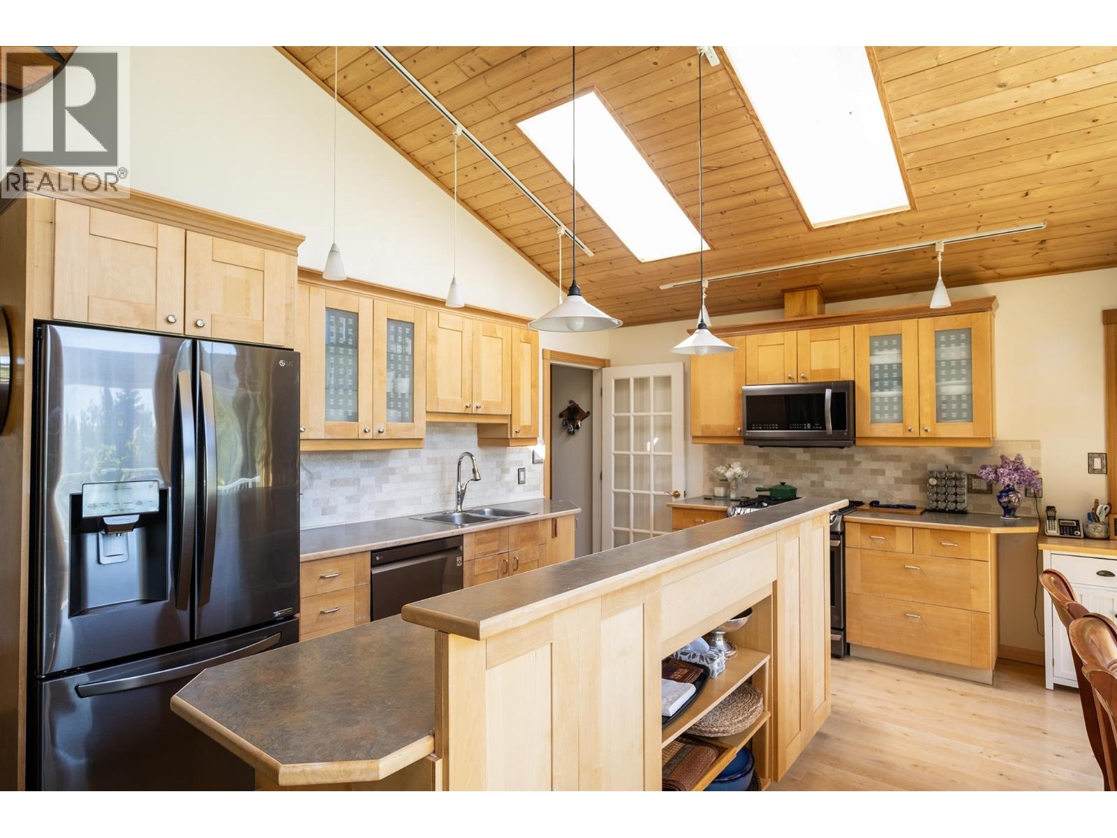 2556 Lower Road, Roberts Creek, British Columbia  V0N 2W4 - Photo 3 - R3160382