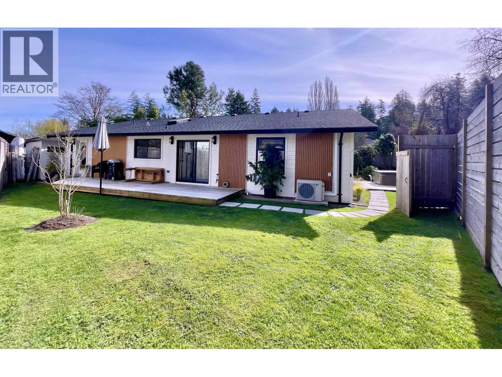 655 Dougall Road, Gibsons, British Columbia  V0N 1V8 - Photo 3 - R3160412