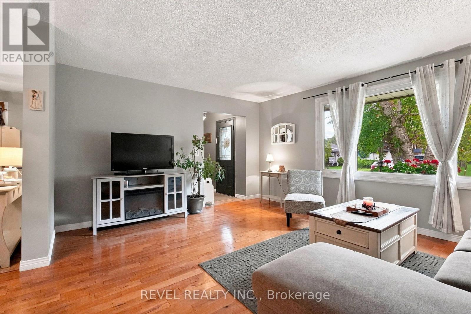 562 Capilano Crescent, Oshawa, Ontario  L1H 7V2 - Photo 3 - E13733252