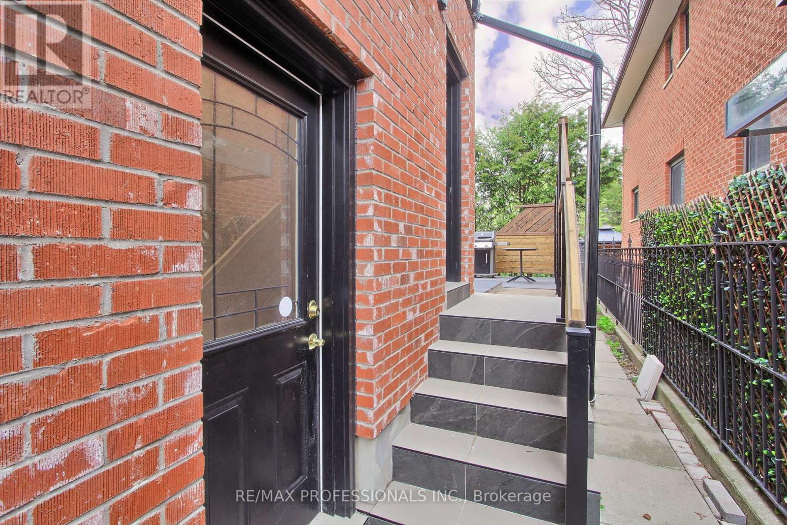 40 Cowley Avenue, Toronto, Ontario  M9B 2E3 - Photo 24 - W13733208