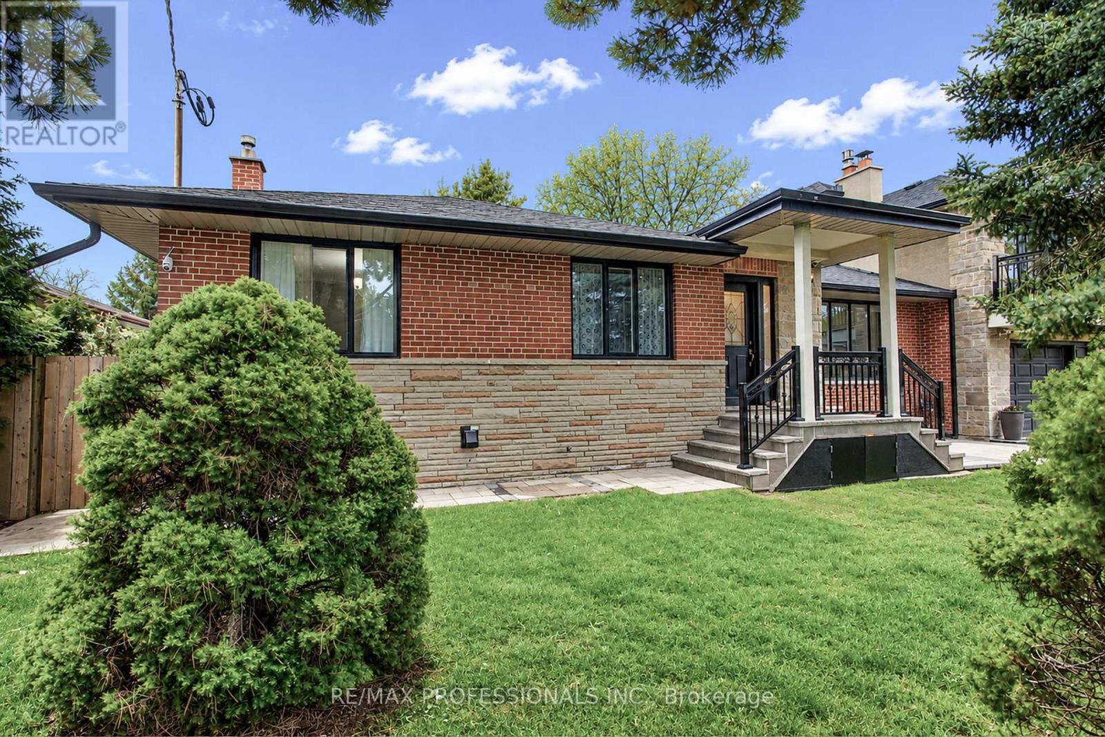 40 Cowley Avenue, Toronto, Ontario  M9B 2E3 - Photo 3 - W13733208
