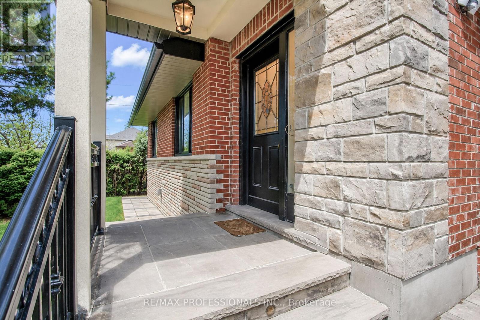 40 Cowley Avenue, Toronto, Ontario  M9B 2E3 - Photo 4 - W13733208