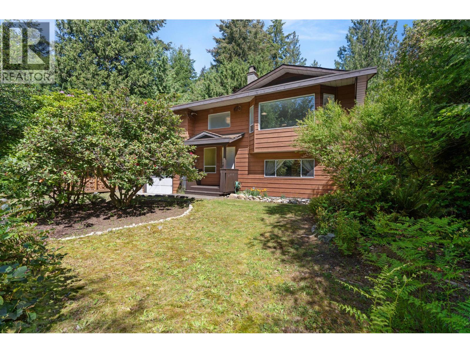 8044 Dogwood Drive, Halfmoon Bay, British Columbia  V7Z 1A7 - Photo 2 - R3160472