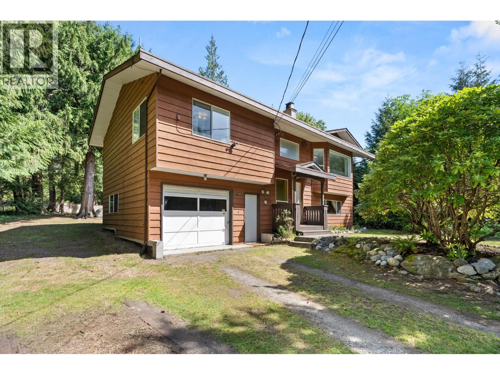 8044 Dogwood Drive, Halfmoon Bay, British Columbia  V7Z 1A7 - Photo 3 - R3160472