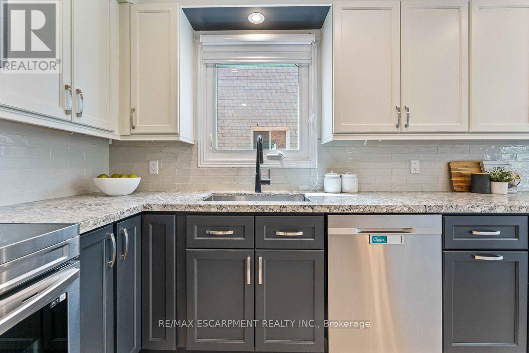 853 Apple Gate Court, Mississauga, Ontario  L5C 4L8 - Photo 17 - W13732968