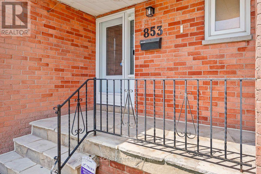 853 Apple Gate Court, Mississauga, Ontario  L5C 4L8 - Photo 7 - W13732968