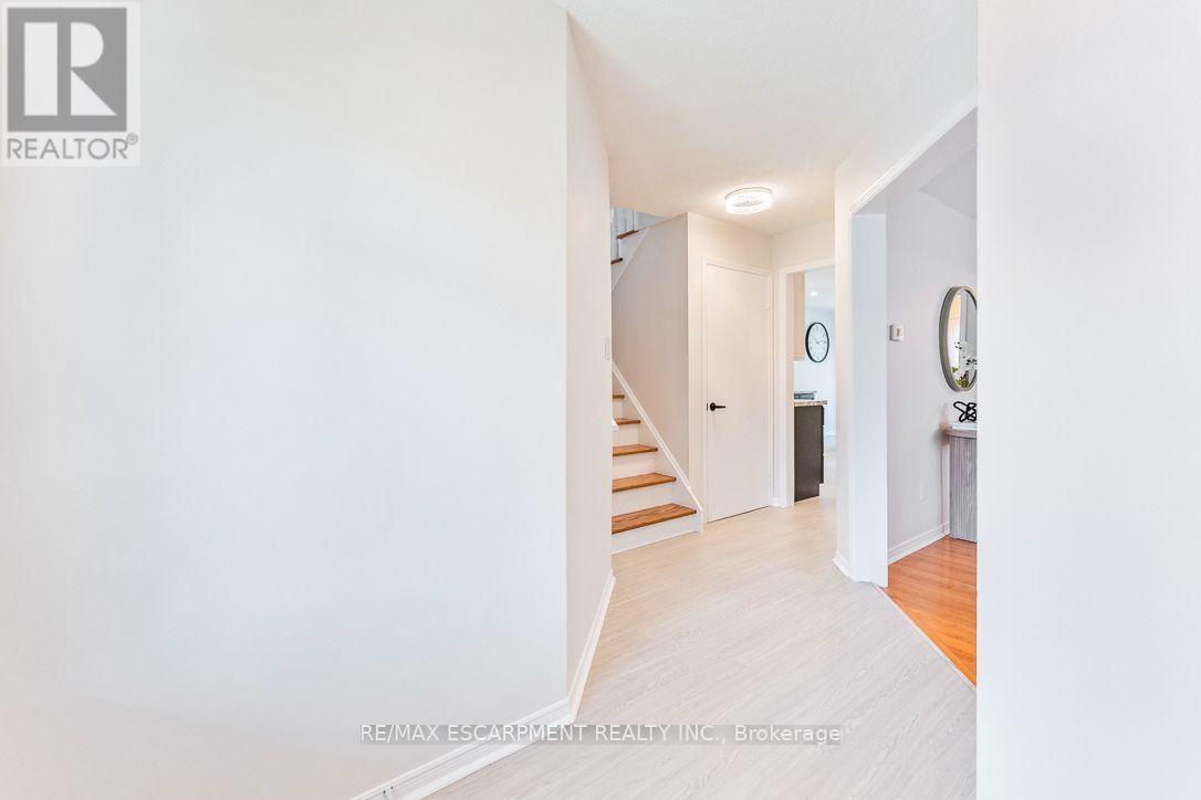 853 Apple Gate Court, Mississauga, Ontario  L5C 4L8 - Photo 9 - W13732968
