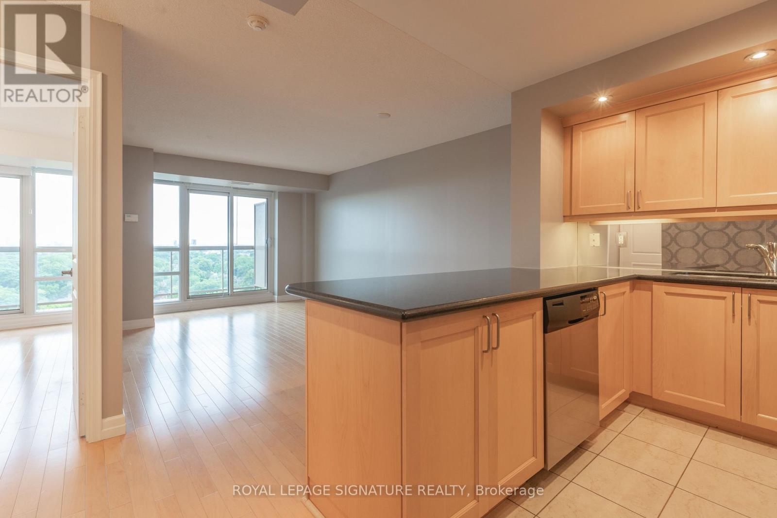 1208 - 900 Mount Pleasant Road, Toronto, Ontario  M4P 3J9 - Photo 3 - C13733848