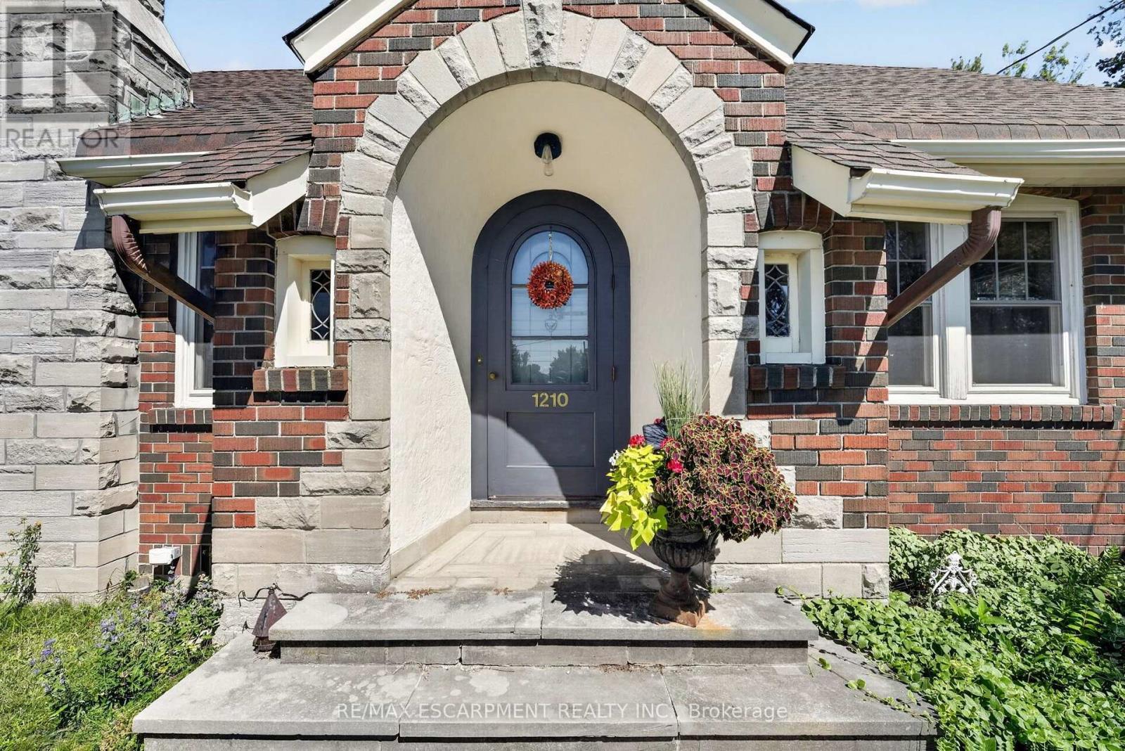 1210 Garrison Road, Fort Erie, Ontario  L2A 1P1 - Photo 2 - X13733742