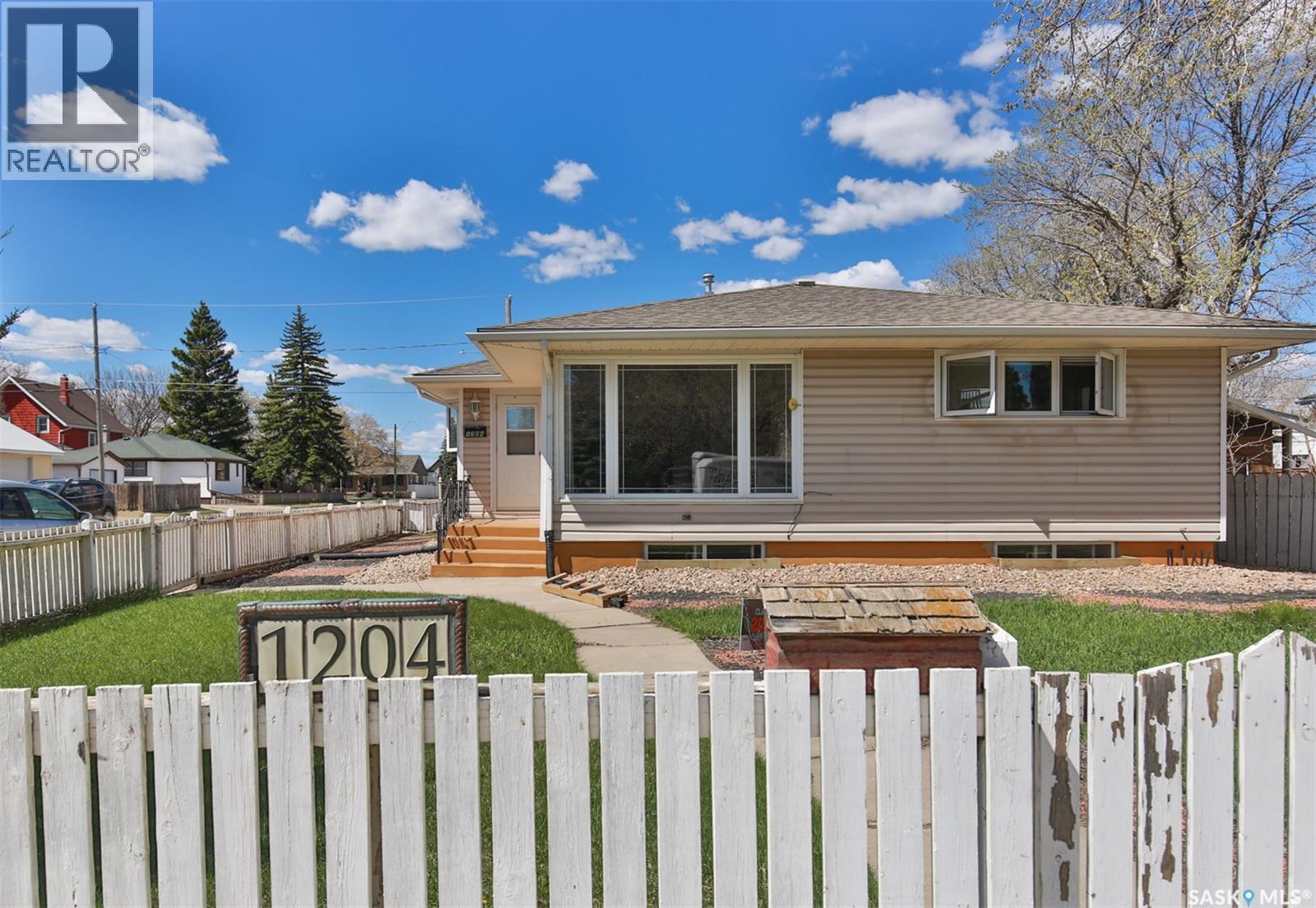 1204 3rd Avenue Nw, Moose Jaw, Saskatchewan  S6H 3V3 - Photo 1 - SK047231