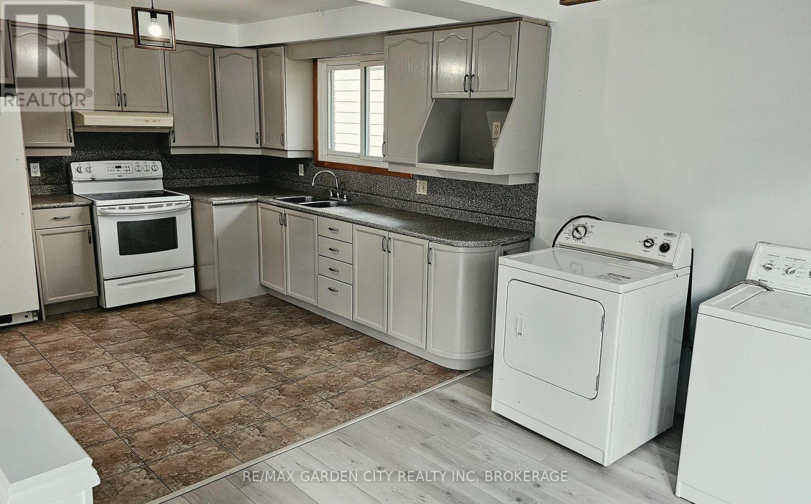 48 Manning Avenue, Hamilton, Ontario  L9A 3E7 - Photo 8 - X13733950