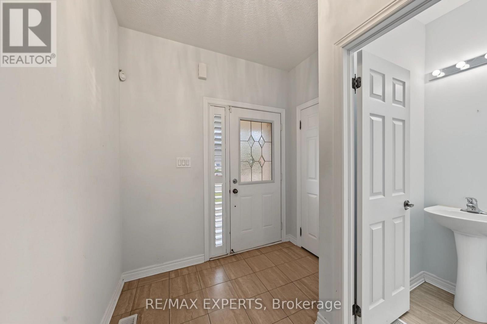 39 Naylor Drive, Bradford West Gwillimbury (Bradford), Ontario  L3Z 0K1 - Photo 3 - N13733958