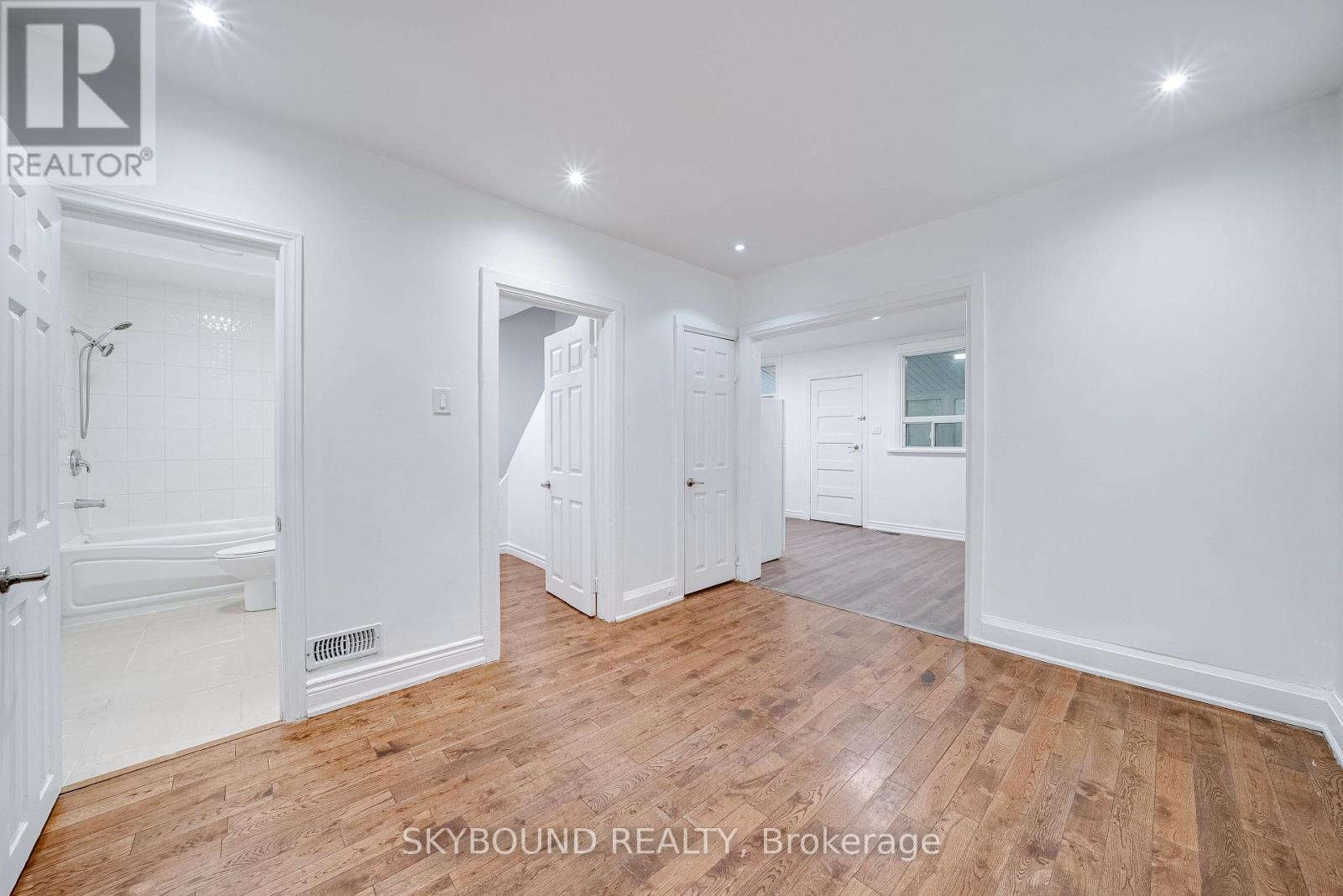 43 Craydon Avenue, Toronto, Ontario  M6M 2C8 - Photo 9 - W13734126