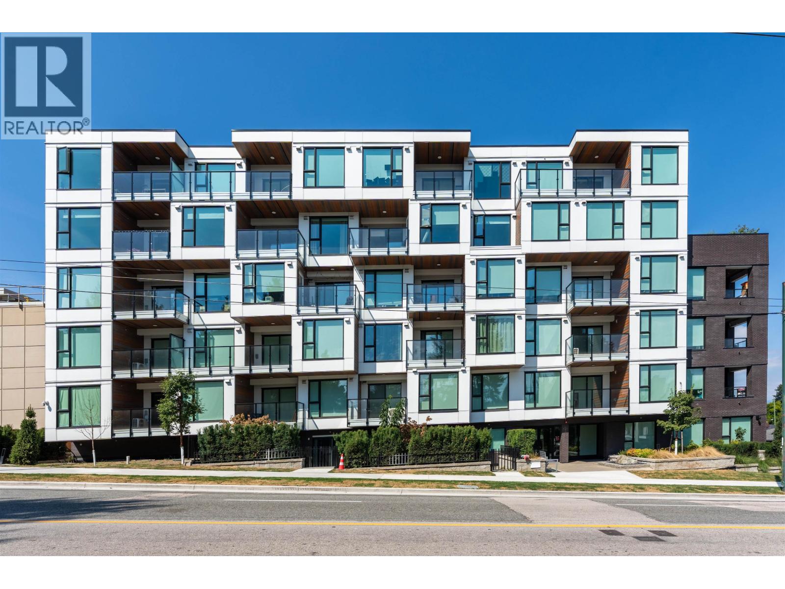 606 5399 Joyce Street, Vancouver, British Columbia  V5R 4H3 - Photo 1 - R3160497