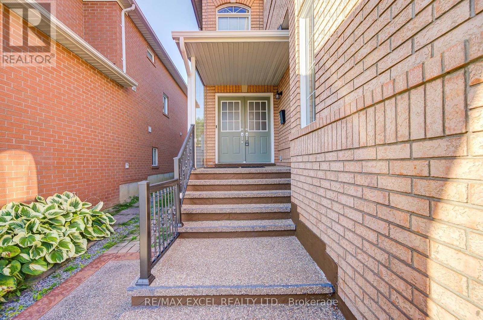 6 Sapphire Drive, Richmond Hill, Ontario  L4S 2E4 - Photo 3 - N13734186