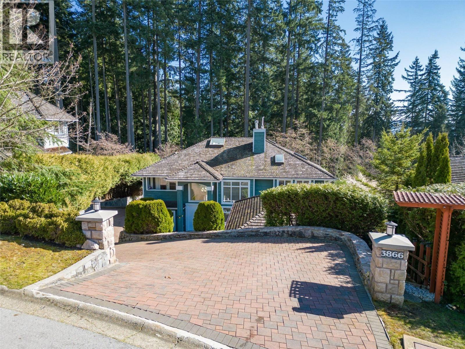 3866 Michener Way, North Vancouver, British Columbia  V7K 3C7 - Photo 2 - R3160565