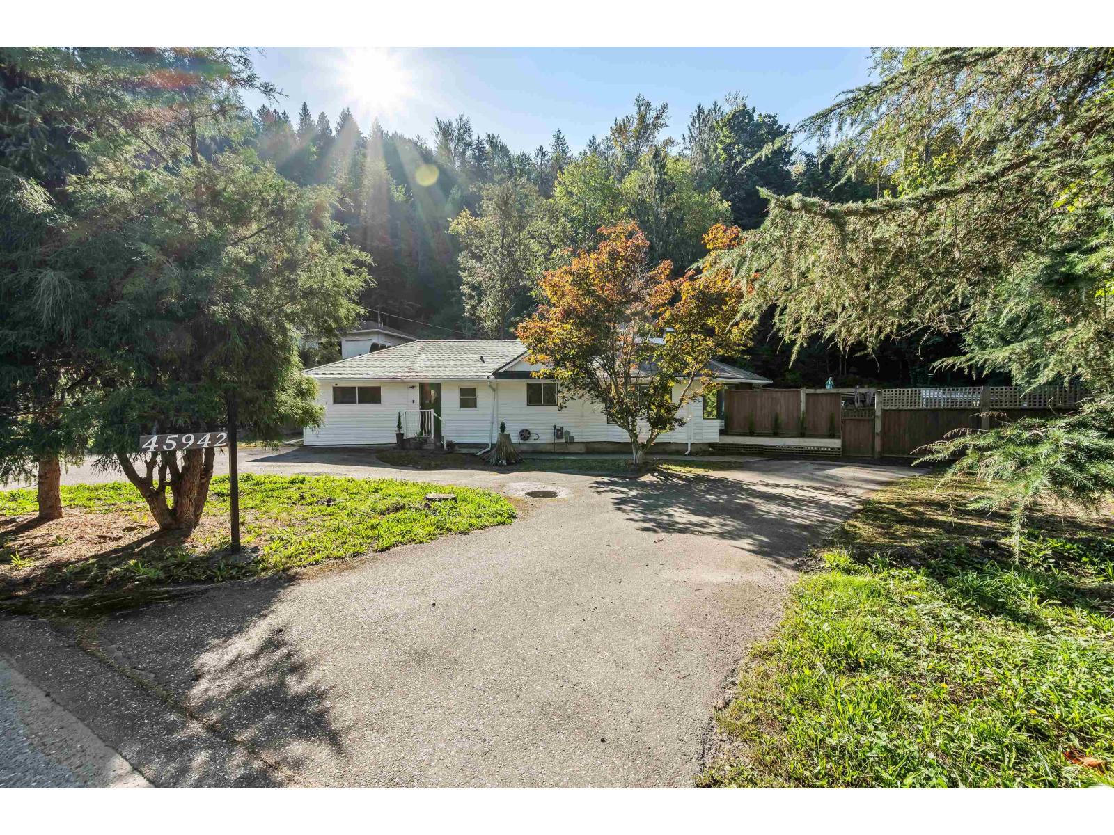 45942 Sleepy Hollow Road, Cultus Lake East, Cultus Lake, British Columbia  V2R 5A8 - Photo 2 - R3143763