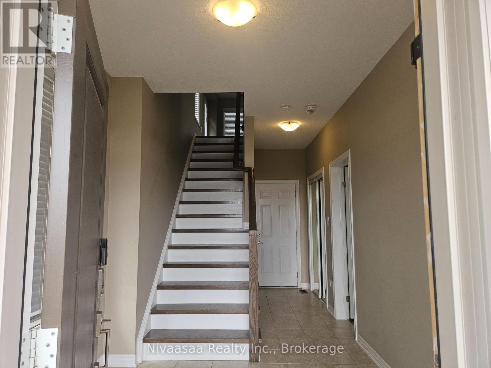 13 - 3026 Postridge Drive, Oakville, Ontario  L6H 7E3 - Photo 4 - W13734282