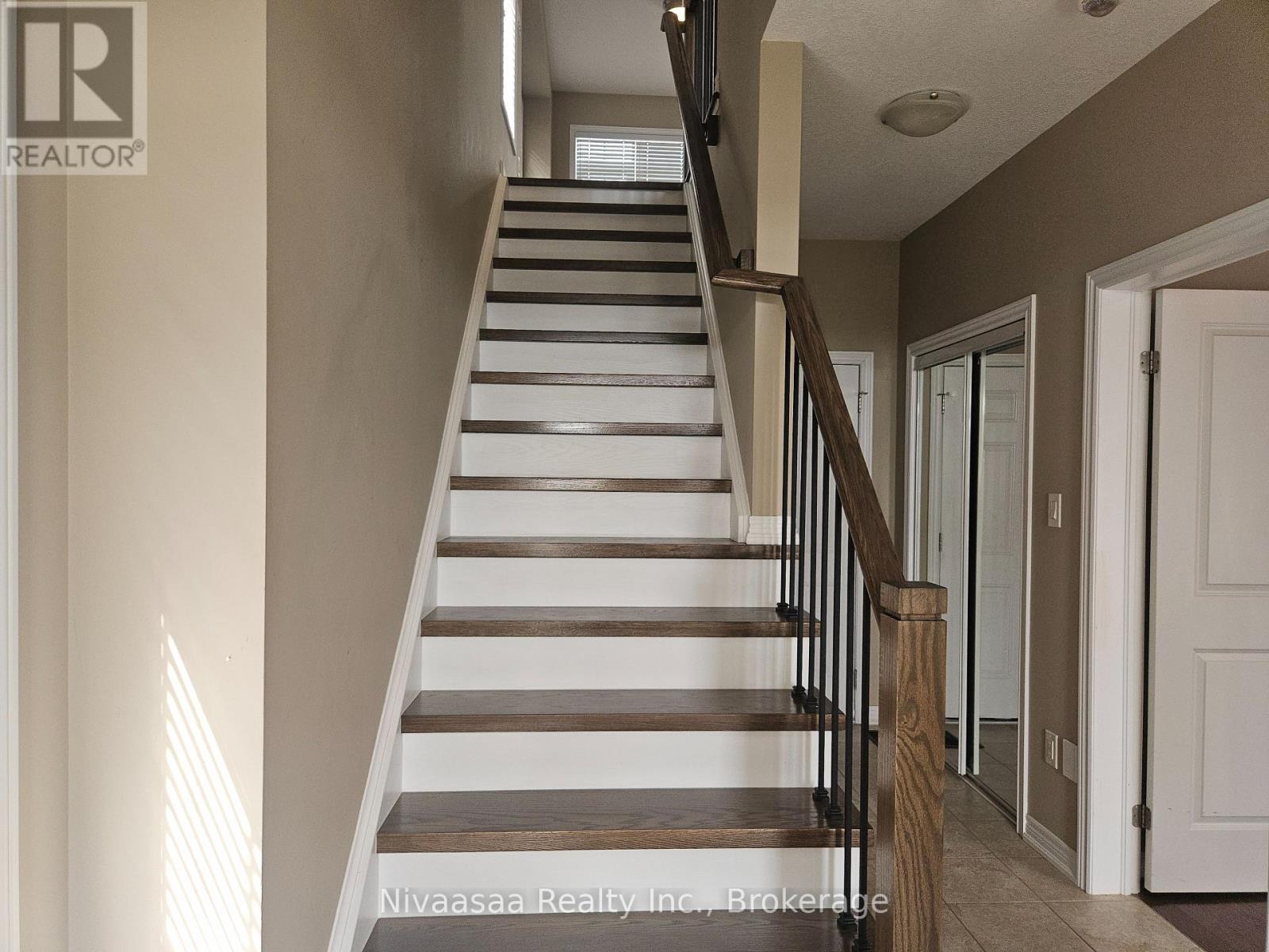13 - 3026 Postridge Drive, Oakville, Ontario  L6H 7E3 - Photo 5 - W13734282
