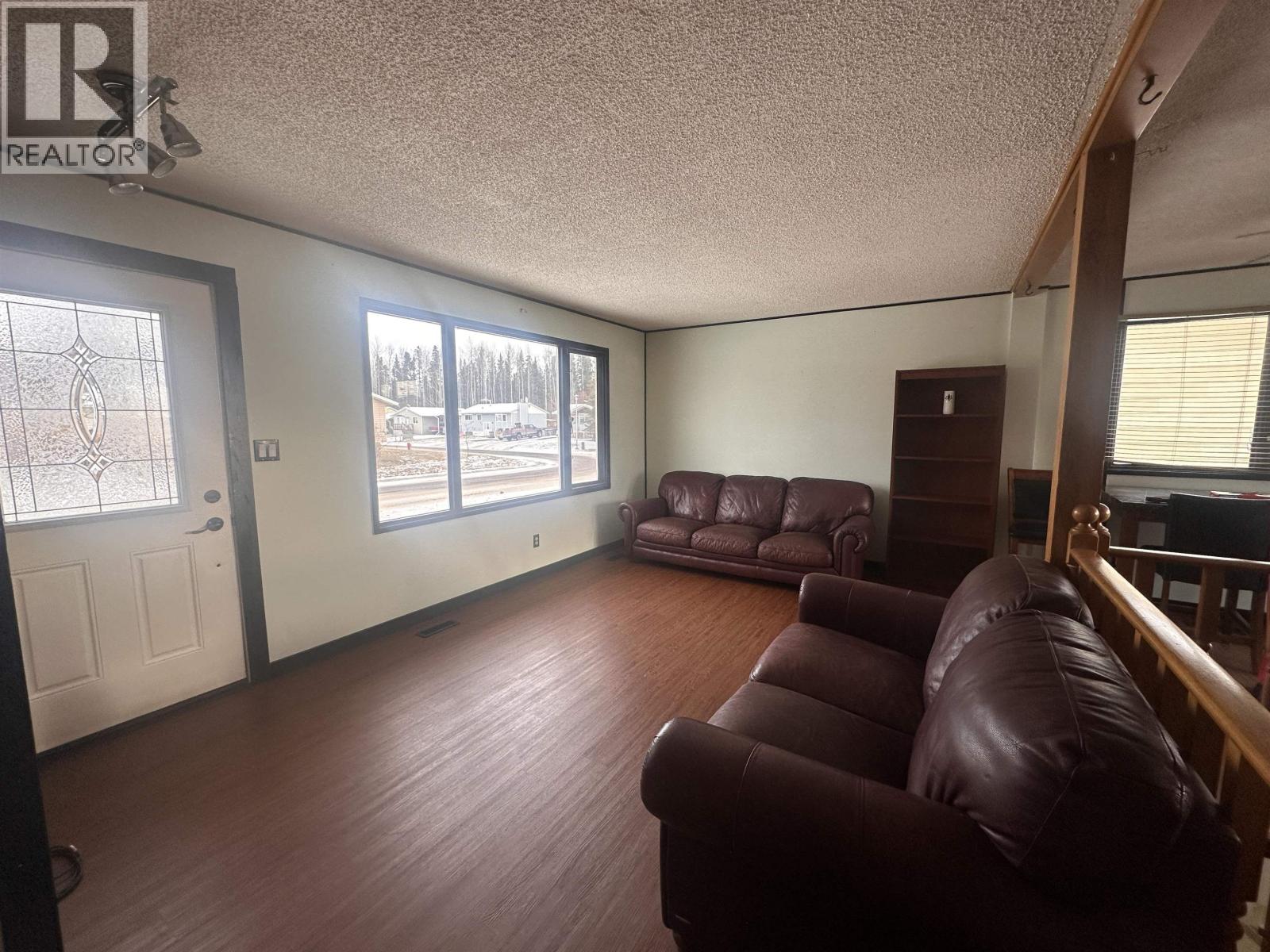 5204 Tamarack Crescent, Fort Nelson, British Columbia  V0C 1R0 - Photo 3 - R3066425
